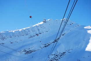 10 febbraio 2013 Les Diablerets- Pillon: vista della cabinovia che porta al ghiacciaio