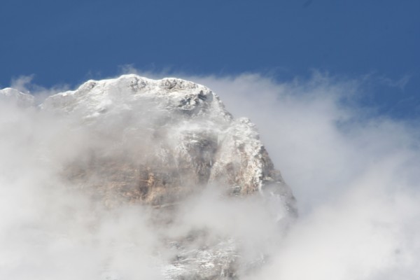 Monte Cervino avvolto dalla nebbia dopo nevicata d'agosto
