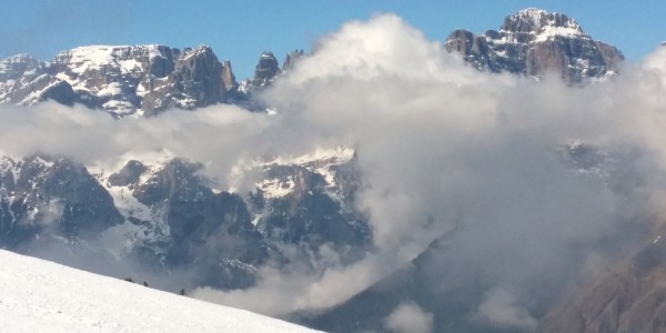 Nuvole solamente sulle Dolomiti di Brenta