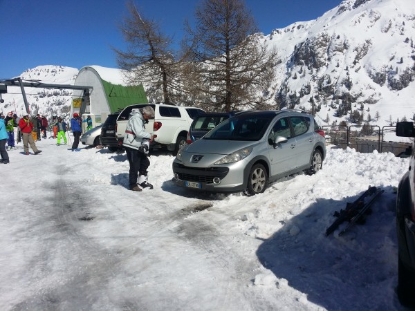 la nostra Peugeot.......a pochi metri dalla partenza della cestovia....parcheggio stratosferico,per CHI OSA!