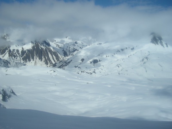 La piana del rif. MariaLuisa (Formazza) ancora stracolma di neve...