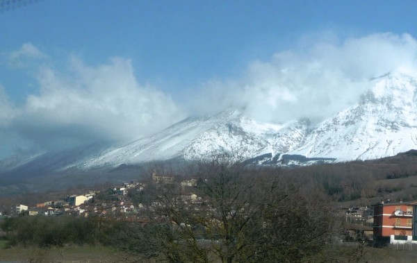 Gran Sasso ricoperto da neve e circondato da nuvole