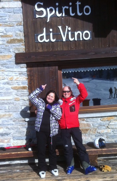 Sabrina e Giancarlo indicano il nome della baita Spirito di Vino.JPG