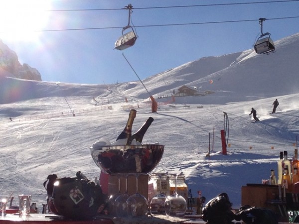 Foto 09-12-12 13 58 18 1).jpg (122.3 KiB) Visto 8486 volte Siamo nel comprensorio tra canazei e piz sella, un aperitivo con gli amici in una splendida giornata