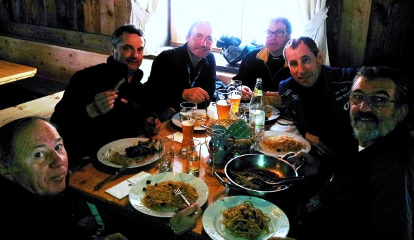 Una padella di pasta  sul tavolo al Rifugio Punta Trieste,sopra Corvara.