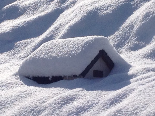 casa coperta dalla neve