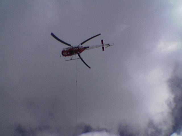 elicotteri che fanno staffetta con carichi di calcestruzzo