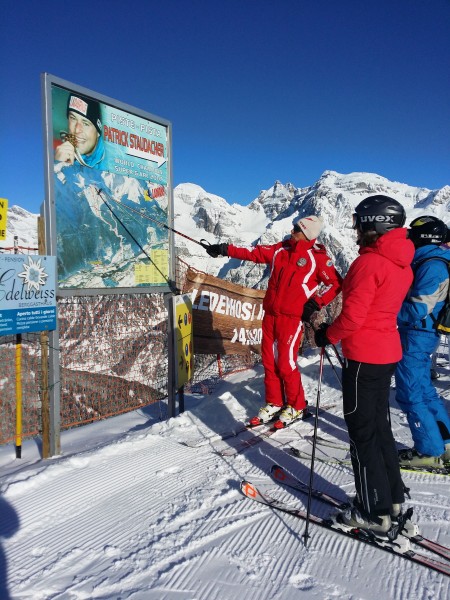 Il maestro Peppi mostra le piste di Ladurns