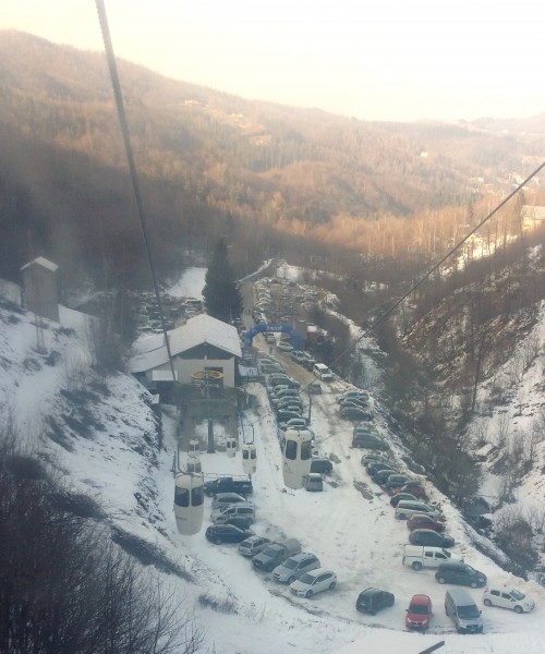 Parcheggi strapieni a Lurisia,alla partenza della cabinovia.