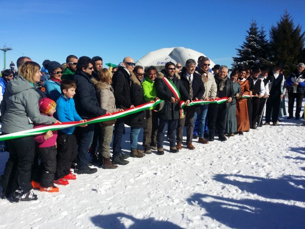 Il sindaco di Roccaforte-Mondovì,Paolo Bongiovanni,taglia il nastro.