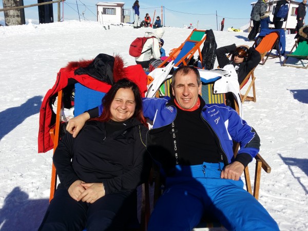 Sabrina e Marcello si rilassano al sole con la musica occitana.