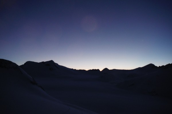 DSCF7170.JPG (6.83 MiB) Visto 21445 volte dal rifugio cadutti dell'Adamello vediamo il sole tramontare sul Pian di Neve