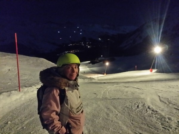 Paola soddisfatta dopola 3a discesa sulla splendida rossa Chastelets
