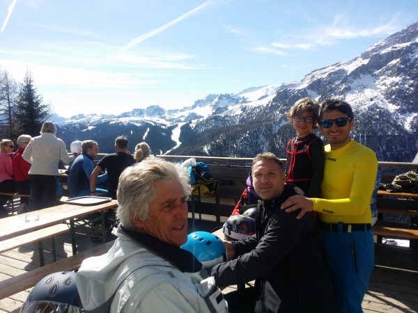 Rifugio Col Pradat 2017-03-20 10.38.28.jpg (3.8 MiB) Visto 4094 volte Rifugio Col Pradat:Alberto di Mantova,Helmut di Chiusa,Tommy e Vito di Brescia.