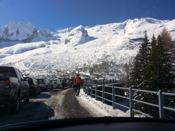 La Marmolada con i percorsi fuoripista e auto parcheggiate sul muro della diga.