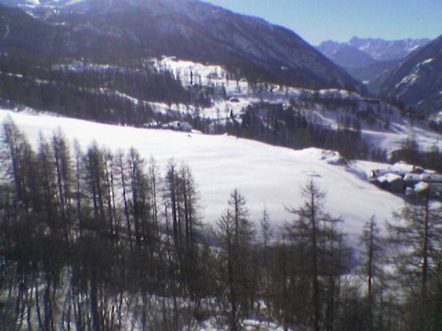 valtournenche, quasi indifferente al vento, ma la pista bassa ha bisogno di un po' di neve in più, sta affiorando qualcosa...