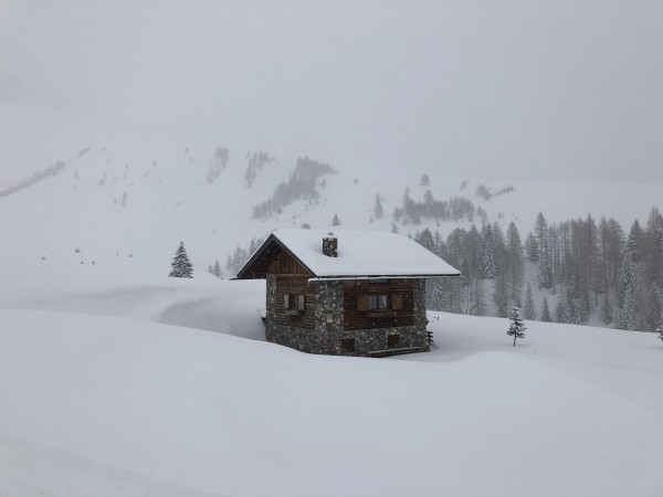 Passo San Pellegrino-andando verso il rifugio Fuciade ....anche nelle giornate di brutto tempo il paesaggio in montagna può essere meraviglioso!