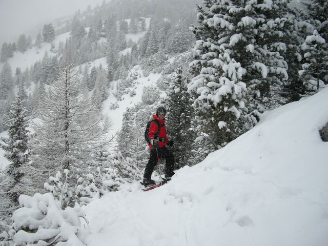 Discesa verso l'intermedia del Passo Gardena.