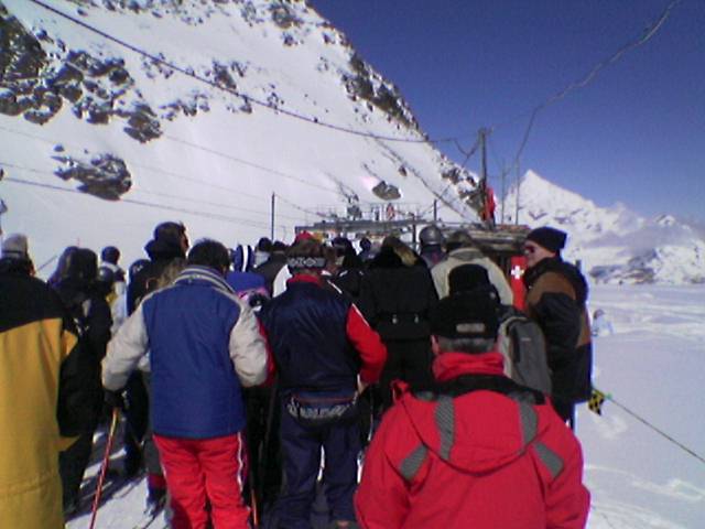 h 11.55 allo ski-lift per il plateau pochi minuti di coda, ma sulla klein impossibile