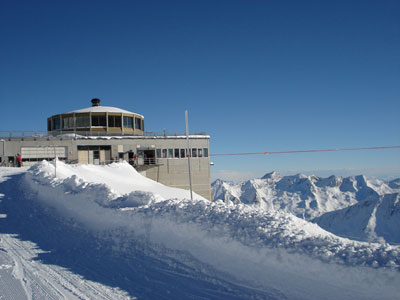 l'arrivo del metro-alpine..la metro che fornisce piste da sci + alto del mondo a 3500 mt