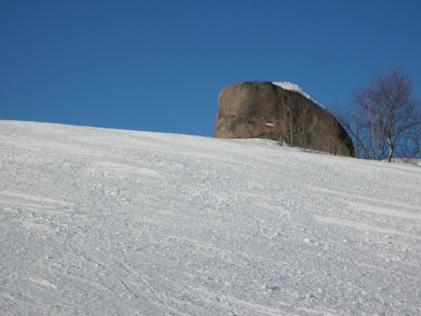 Il tratto centrale della pista è pianeggiante, fiancheggiato da massi granitici, alcuni dei quali dalle buffe forme