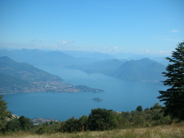 Il panorama che si gode prima di affrontare il primo dei due divertenti muri che movimentano la pista, che misura 2,5 km e da 1420 metri, scende a 1196 metri...scusate se manca la neve ma questa foto l'ho scattata d'estate...