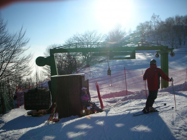 Purtroppo la pista è ancora servita da un vecchio skilift inaugurato nel 1976. Al Mottarone vorrebbero sostituire l'impianto con una seggiovia, ma per quest'investimento servono contributi dagli enti pubblici locali, che al momento non sono arrivati. Comunque lo skilft potrà essere in esercizio fino al 2011