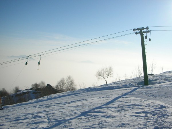 Profilo dello skilift, che fiancheggia la pista. L'mpianto è lungo 930 metri, ha una portata oraria di 900 persone e fu realizzato dalla mitica ditta Marchisio di Torino