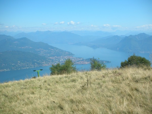 Oltre che sul lago maggiore, notevole è la visione della cerchia di montagne che lo circonda