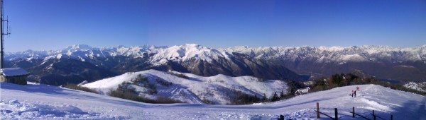 Poco sopra l'inizio della pista Alpe Corti, si ha questo spettacolare panorama delle Alpi